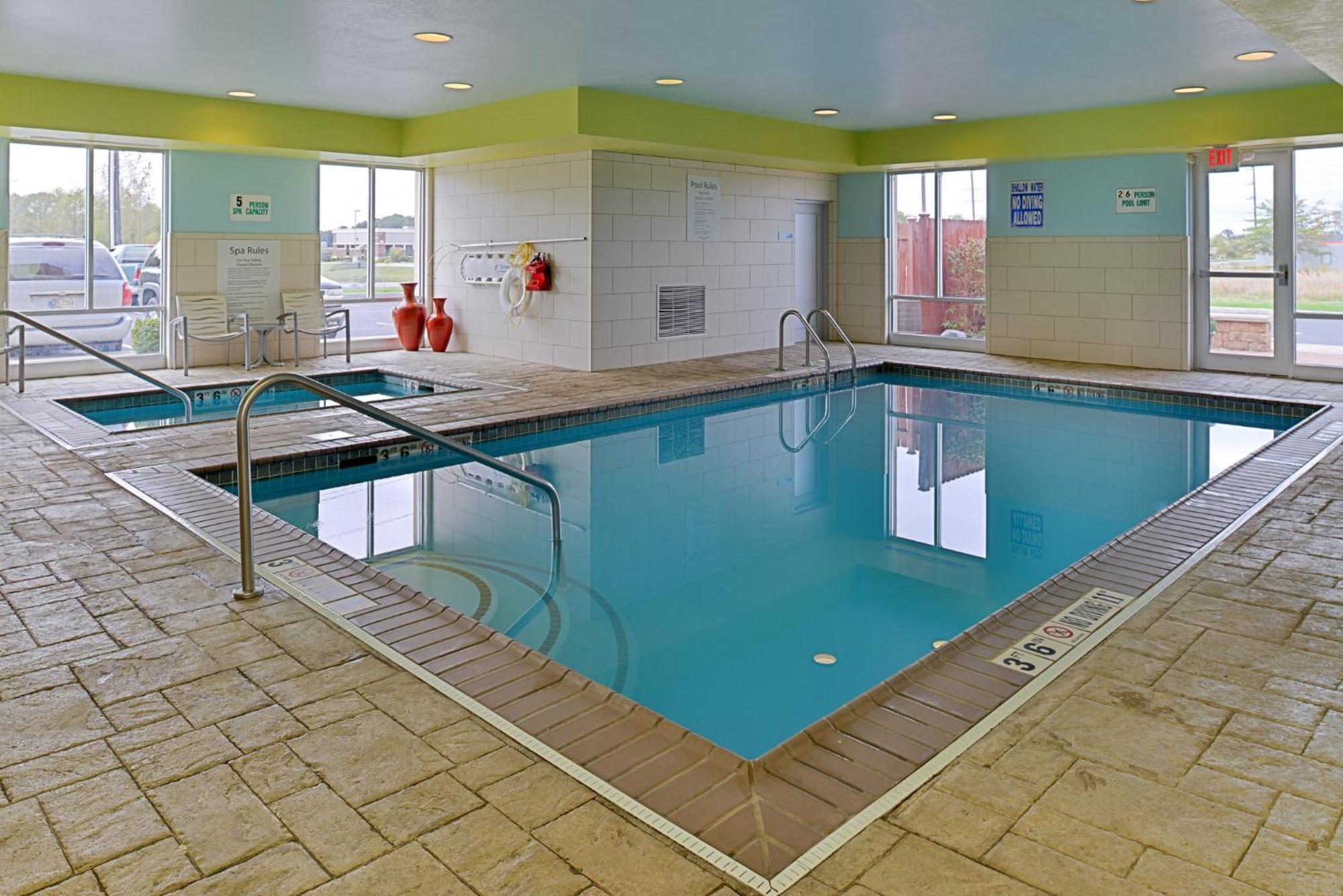 Holiday Inn Express Hotel & Suites Terre Haute By Ihg Exterior foto